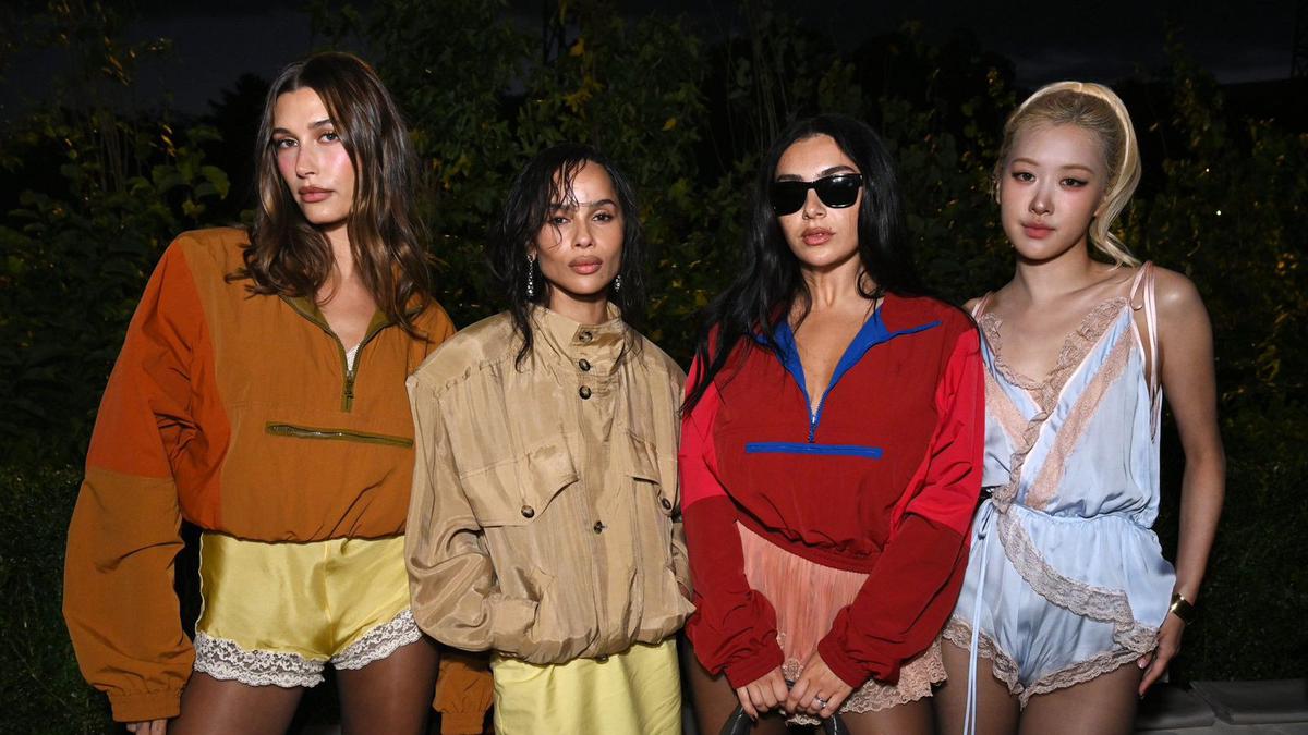 Bak Pajamas Party, Adu Gaya Hailey Bieber hingga Rosé BLACKPINK Pakai Lingierie di Saint Laurent Paris Fashion Week