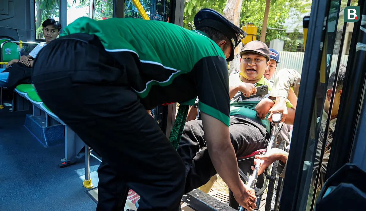 <p>Seorang suporter berkebutuhan khusus dibantu petugas memasuki shuttle bus penonton dari titik lokasi Balai Kota Surabaya menuju Stadion Gelora Bung Tomo untuk menyaksikan pembukaan Piala Dunia U-17 2023 sekaligus laga Timnas Indonesia U-17 menghadapi Ekuador, Jumat (10/11/2023). (Bola.com/Bagaskara Lazuardi)</p>