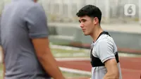 Pesepak bola Elkan Baggott saat latihan bersama Timnas Indonesia di Lapangan Stadion Madya, Kompleks GBK, Jakarta, Rabu (10/11/2021). Timnas Indonesia akan melaksanakan pemusatan latihan dan dua laga uji coba di Turki sebagai persiapan menghadapi Piala AFF 2020. (Liputan6.com/Helmi Fithriansyah)