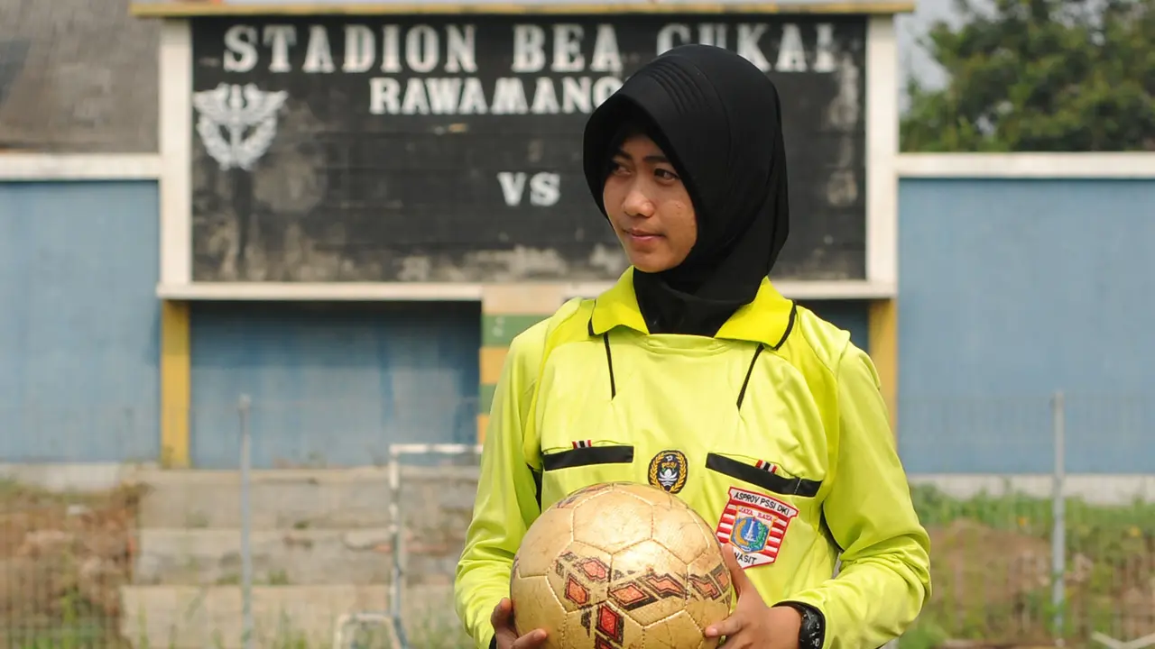 20151111-Nur Holisah Wasit Wanita Berhijab-Jakarta- Helmi Fithriansyah