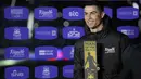 Penyerang Riyadh All Star, Cristiano Ronaldo memegang trofi sebagai 'Man of the match' setelah pertandingan persahabatan melawan PSG di Stadion Universitas King Saud, di Riyadh, Arab Saudi, 19 Januari 2023. Megabintang Portugal itu mencetak dua gol di laga tersebut. (AP Photo/Hussein Malla)