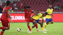 Pemain Timnas St Kitts and Nevis, Malique Roberts (kiri) berebut bola dengan pemain Kepulauan Solomon, Clivert Sam dalam laga perebutan peringkat ketiga FIFA Series 2026 di Stadion Utama Gelora Bung Karno, SUGBK, Senayan, Jakarta, Senin (30/03/2026). (Bola.com/M Iqbal Ichsan)