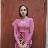 Maudy Ayunda tampil anggun dan bersahaja dalam balutan kebaya kutubaru di pernikahan Putri Tanjung. (Instagram/maudyayunda).