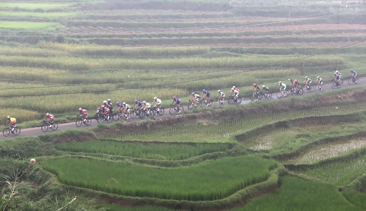 Para pebalap sedang melewati perbukitan di Batu Bulat, Kab. Tanah Datar dalam Etape 5 Tour de Singkarak 2015, Rabu (7/10/2015). (Bola.com/Arief Bagus)