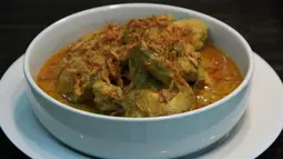 Pasangan yang paling pas dengan ketupat saat Hari Raya Lebaran Idul Fitri adalah opor ayam. Empuknya daging ayam yang menyatu dengan gurihnya kuah santan membuat masakan ini sangat cocok dipadukan dengan ketupat yang legit. (Istimewa)