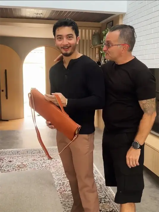 Momen haru dan tak menyangka jebolan Super7 itu ketika mendapatkan hadiah spesial dari sang ayah, Jurgen Domani ayah Bryan memberikan tas cokelat panjang. [Instagram/bryandomani_bd_]