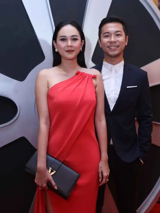 Itu udah jadi teman," kata Aura Kasih di kawasan Kebon Sirih, Jakarta Pusat, Kamis (18/5) malam. Ia menambahkan bahwa kini dirinya sendang menjomblo alias tak punya pacar. (Nurwahyunan/Bintang.com)