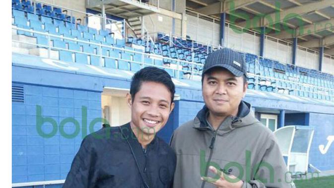 Evan Dimas dan Reza Khomaini dari bola.com, menengok langsung bintang belia Indonesia yang sedang berlatih di Espanyol B. (Bola.com