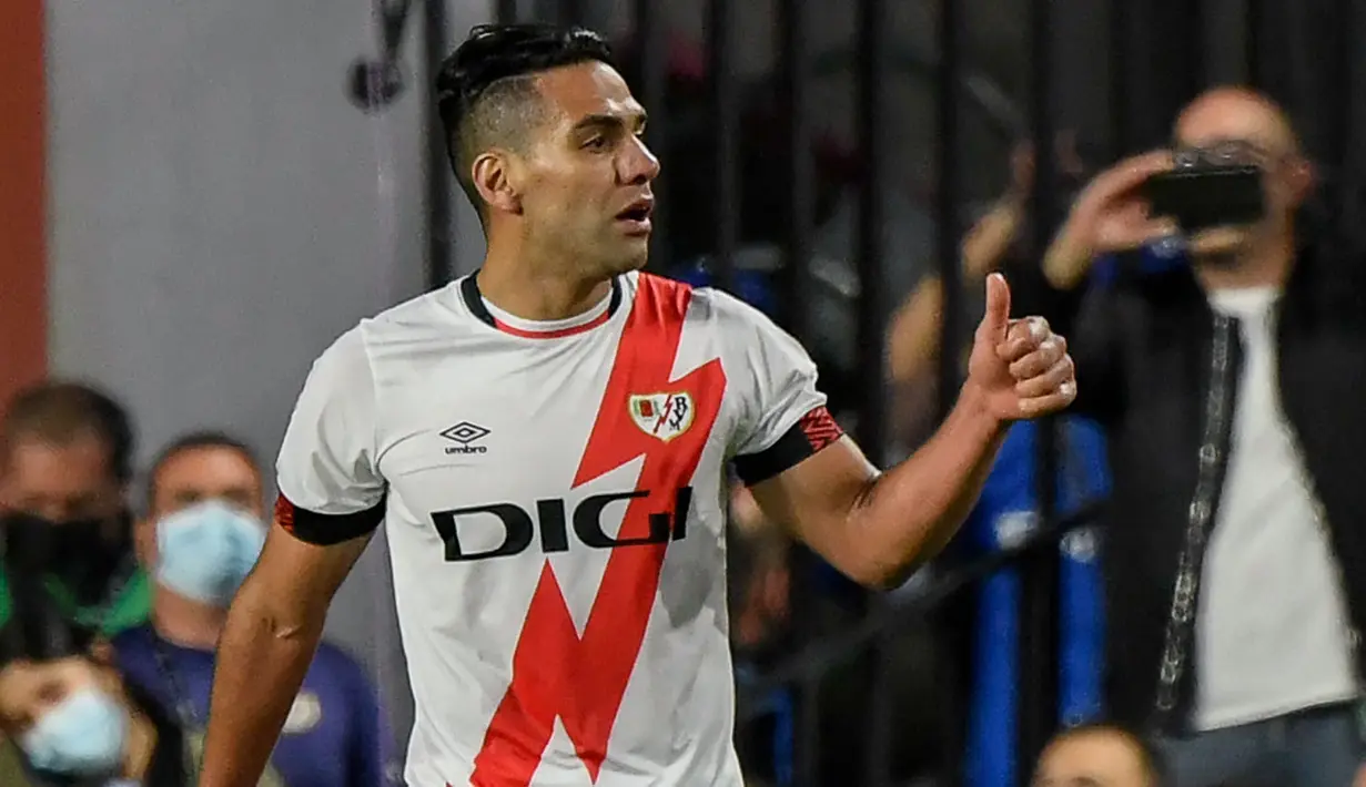 Radamel Falcao mampu mencatatkan dirinya di daftar pencetak gol terbanyak sementara di Liga Spanyol. Penyerang Rayo Vallecano tersebut telah mencetak 5 gol dari 8 penampilannya. Saat ini, Falcao tercatat telah berumur 35 tahun. (AFP/Oscar Del Pozo)
