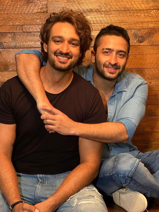 6 Potret Terbaru Shaheer Sheikh dengan Rambut Cepak, Bikin Pangling