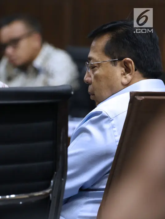 Terpidana korupsi e-KTP, Setya Novanto (kanan) saat menjadi saksi sidang lanjutan dugaan korupsi pengadaan e-KTP dengan terdakwa Irvanto Hendra Pambudi dan Made Oka Masagung di Pengadilan Tipikor, Jakarta, Selasa (18/9). (Liputan6.com/Helmi Fithriansyah)