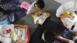 Para murid kelas IV SDN Julang belajar membuat membatik di Batik Tradisiku di Kota Bogor, Jawa Barat (2/10). Kegiatan membuat batik tersebut bertujuan mengenalkan warisan budaya batik kepada generasi muda. (Merdeka.com/Arie Basuki)