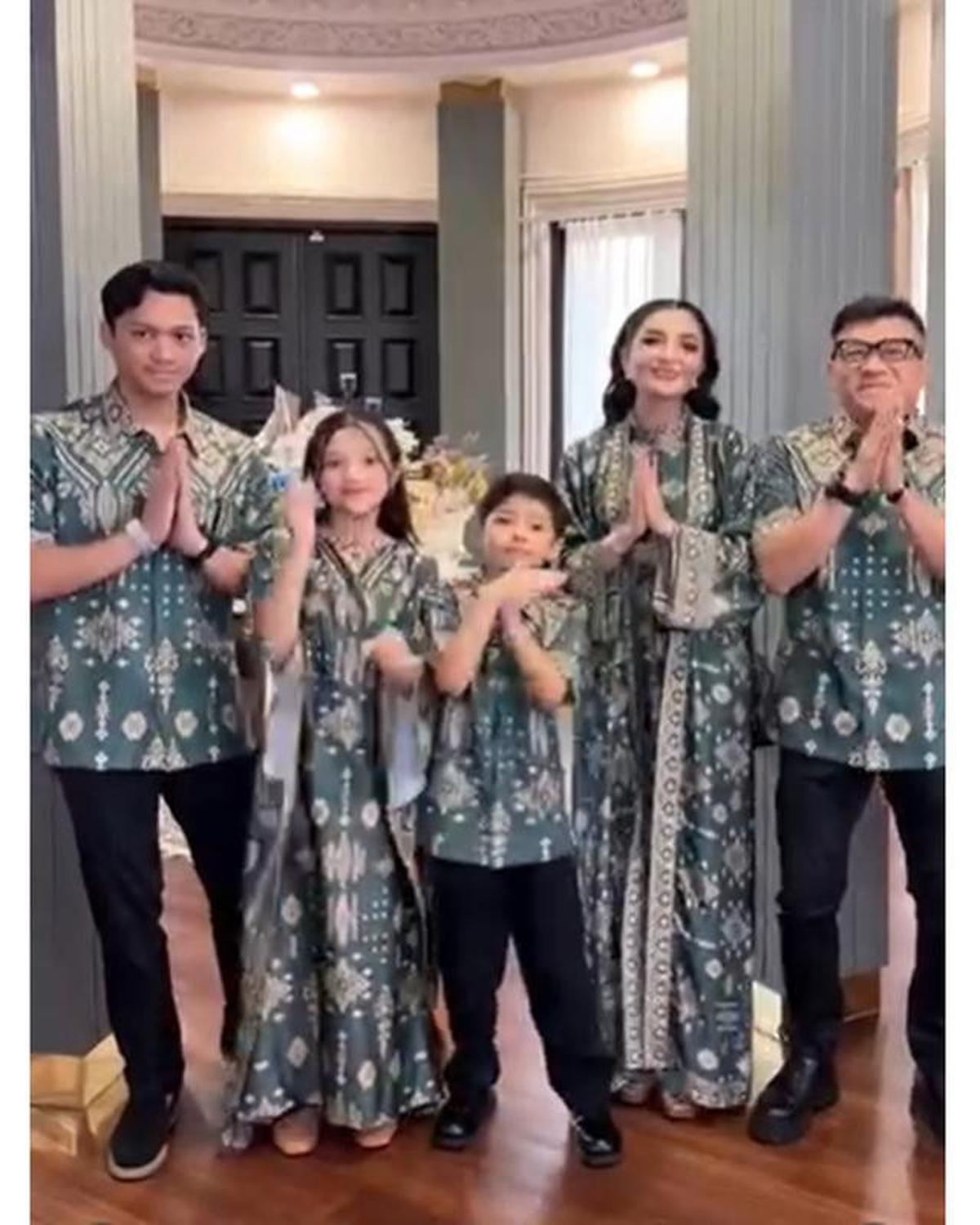 6 Potret Keluarga Besar Ameena di Perayaan Ultah ke-4, Krisdayanti hingga Ashanty