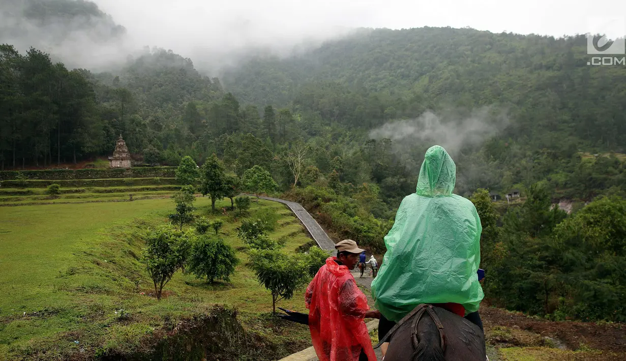 Wisatawan menaiki kuda saat berkunjung ke Candi Gedong Songo, kompleks percandian peninggalan Hindu di lereng Gunung Ungaran, Bandungan, Kab. Semarang, Jawa Tengah, Senin (18/12). (Liputan6.com/Johan Tallo)