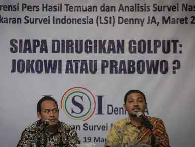 Peneliti LSI Denny JA, Ikrama Masloman dan M Khotib merilis survei bertajuk 'Siapa Dirugikan Golput: Jokowi atau Prabowo?,  Jakarta, Selasa (19/3). Jokowi-Maruf dirugikan jika golput terjadi di segmen minoritas, milenial.  (Liputan6.com/Faizal Fanani)