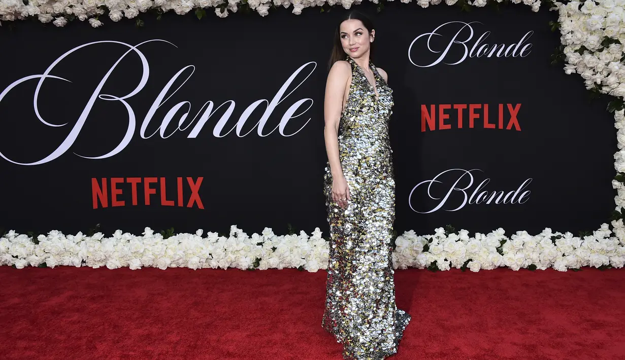 Ana de Armas berpose saat tiba di pemutaran perdana "Blonde," di TCL Chinese Theatre di Los Angeles (13/9/2022). Bagi sutradara Andrew Dominik, Pemilihan De Armas untuk memerankan Monroe, katanya, membuat film itu menjadi hidup. (Photo by Jordan Strauss/Invision/AP)