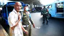 Petugas gabungan Satpol PP membawa warga yang terjaring razia Penyandang Masalah Kesejahteraan Sosial (PMKS) di kawasan Jakarta Timur, Rabu (13/4/2022).  Razia tersebut digencarkan selama bulan Ramadhan agar Jakarta menjadi kota tertib, teratur dan nyaman. (merdeka.com/Imam Buhori)