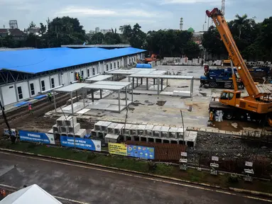 Suasana pembangunan rumah sakit darurat untuk pasien COVID-19 di Lapangan Sepak Bola Pertamina, Simprug, Jakarta Selatan, Indonesia, Sabtu (2/5/2020). Rumah sakit darurat ini ditargetkan beroperasi pada 1 Juni 2020. (Xinhua/Agung Kuncahya B.)