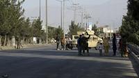 Pasukan Taliban berjaga di pos pemeriksaan dekat gerbang Bandara Internasional Hamid Karzai, Kabul, Afghanistan, Sabtu (28/8/2021). Taliban menutup akses menuju Bandara Kabul bagi sebagian besar calon pengungsi untuk mencegah kerumunan setelah serangan bom bunuh diri. (AP Photo/Wali Sabawoon)
