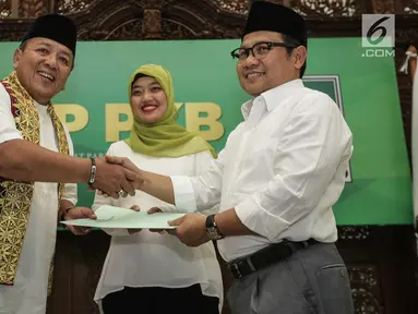 Ketum PKB, Muhaimin Iskandar (kanan) menyerahkan surat dukungan untuk pasangan Cagub-Cawagub dalam Pilkada Lampung 2018 Arinal Djunaidi (kiri) dan Chusnunia Chalim di Gedung DPP PKB, Jakarta, Rabu (20/12). (Liputan6.com/Faizal Fanani)