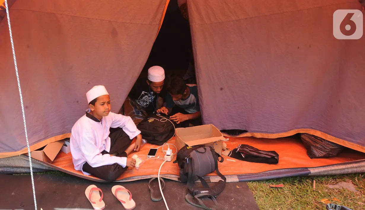Aktivitas santri saat kegiatan Kemah Hari  Santri di Curug Nangka, Bogor, Selasa (22/10/2019). Pemerintah menetapkan 22 Oktober sebagai HSN bertepatan dengan Resolusi Jihad yang dikumandangkan pendiri Nahdlatul Ulama KH. Hasyim Asyari untuk mempertahankan kemerdekaan RI. (merdeka.com/Arie Basuki)