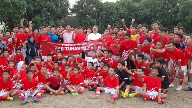 Maruarar Sirait bersama tim SSB Taruna Merah Putih U-18