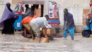 Sejak Oktober, banjir telah membuat hampir setengah juta orang mengungsi dan merusak kehidupan lebih dari 1,2 juta orang, Menteri Informasi Daud Aweis mengatakan hal itu pada sejumlah reporter pada hari Minggu di Ibu Kota Mogadishu. (AP Photo/Farah Abdi Warsameh)