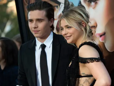 Aktris Chloe Grace Moretz bersama sang pacar Brooklyn Beckham menghadiri  Amerika Premier film "Neighbors 2: Sorority Rising" di Westwood, California (16/5/2016). (AFP PHOTO / VALERIE MACON)