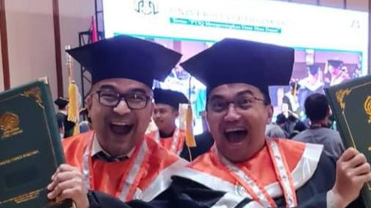 Dapat Gelar Magister Ilmu Tafsir Al Quran, 8 Foto Sahrul Gunawan Wisuda S2 Usai Dinyatakan Lulus