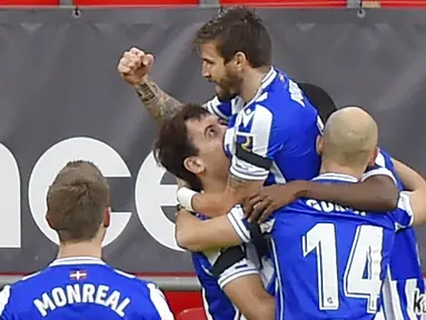 Para pemain Real Sociedad merayakan gol yang dicetak oleh Portu ke gawang Athletic Bilbao pada laga liga Spanyol di Stadion San Mames, Kamis (31/12/2020). Real Sociedad menang dengan skor 1-0. (AFP/Ander Gillenea)