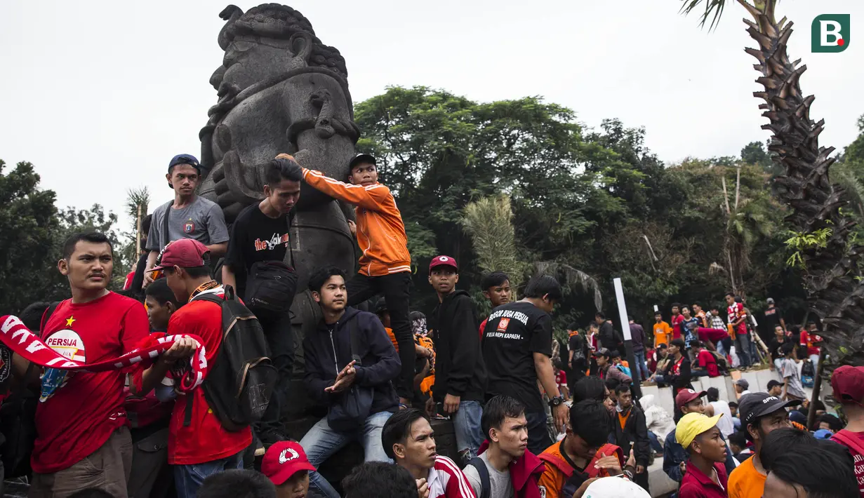 Suporter Persija Jakarta, The Jakmania, antri tiket jelang laga final Piala Presiden di sekitar SUGBK, Jakarta, Sabtu (17/2/2018). Persija akan melawan Bali United. (Bola.com/Vitalis Yogi Trisna)