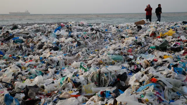 Badai Seret Sampah ke Pantai Lebanon