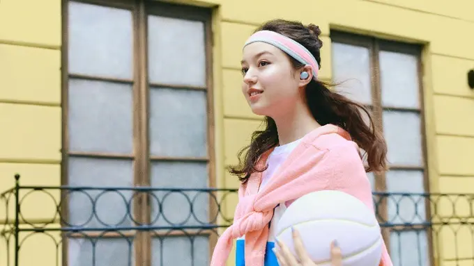 Menikmati musik dengan earbud WF-C510