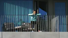 Cristiano Ronaldo masih sempat menyaksikan timnas Portugal berlatih lewat balkon kamarnya di lokasi pemusatan latihan di Oeiras, Lisbon pada Selasa, 13 Oktober 2020 (AFP/Diogo Pinto)
