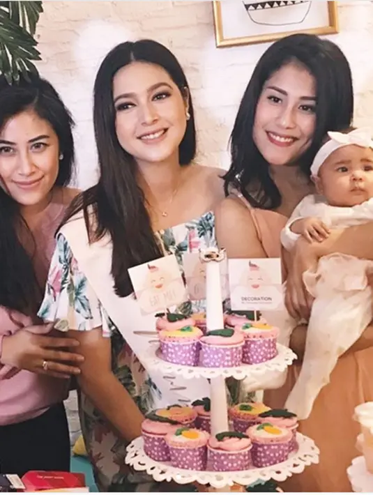 Bintang sinetron Surga yang Kedua itu kini tengah mengandung anak pertama. Usia kandungan istri Reshwara Argya Ardinal itu telah menginjak tujuh bulan. Demi fokus kehamilannya, ia fakum sementara menjalani syuting. (Instagram/nsyakieb85)