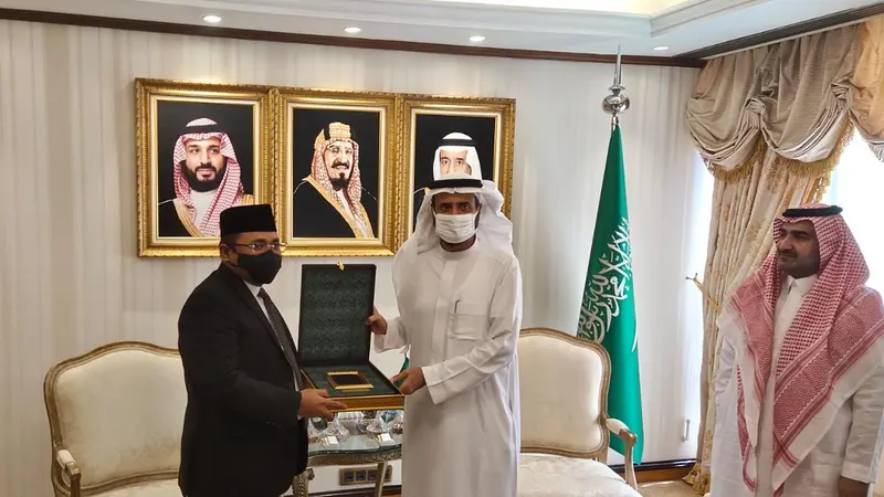 Menteri Agama Yaqut Cholil Qoumas bertemu dengan Menteri Haji dan Umrah Arab Saudi Tawfiq F. Al-Rabiah. Pertemuan berlangsung di Kantor Kementerian Haji dan Umrah, Jeddah, Arab Saudi. (Dok. Kemenag/Liputan6.com)