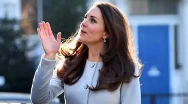 Kate Middleton selalu tampil modis meski dalam keadaan hamil. Berikut sejumlah foto Kate ketika saat hamil. Kate menghadiri kopi pagi di Family Friends di Kensington, London tengah pada 19 Januari 2015. (AFP Photo/Ben Stansall)