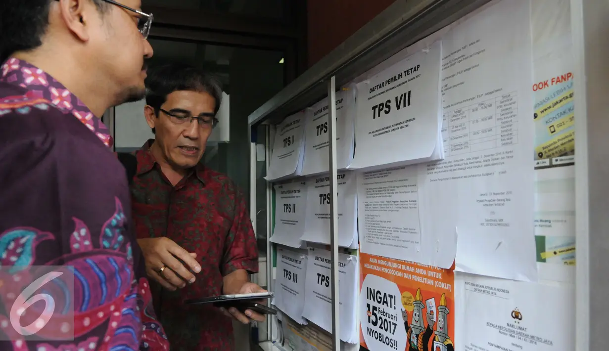Komisioner KPU Hadar Nafis Gumay (kanan) bersama Ferry Kurnia Riskiyansah mengecek Daftar pemilih Tetap (DPT) di kelurahan setia budi dan Cikini, Jakarta, Jumat (23/12). (Liputan6.com/Helmi Affandi)