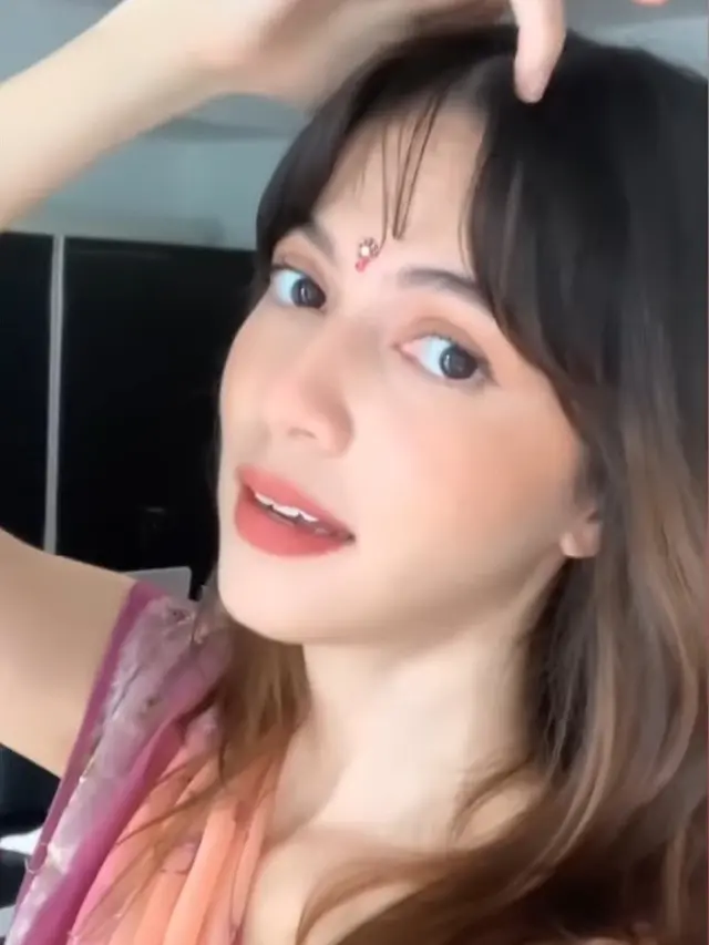 Juria Hartmans Pakai Kain Sari