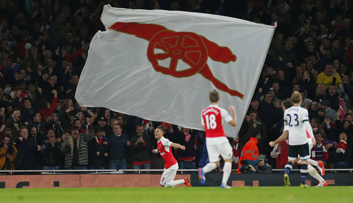 Pemain Arsenal Kieran Gibbs merayakan gol berasama rekannya pada lanjutan Liga Premier Inggris  di Stadion Emirates, London, Inggris, Minggu (8/11/2015). Arsenal bermain imbang 1-1.   (Reuters / Eddie Keogh)