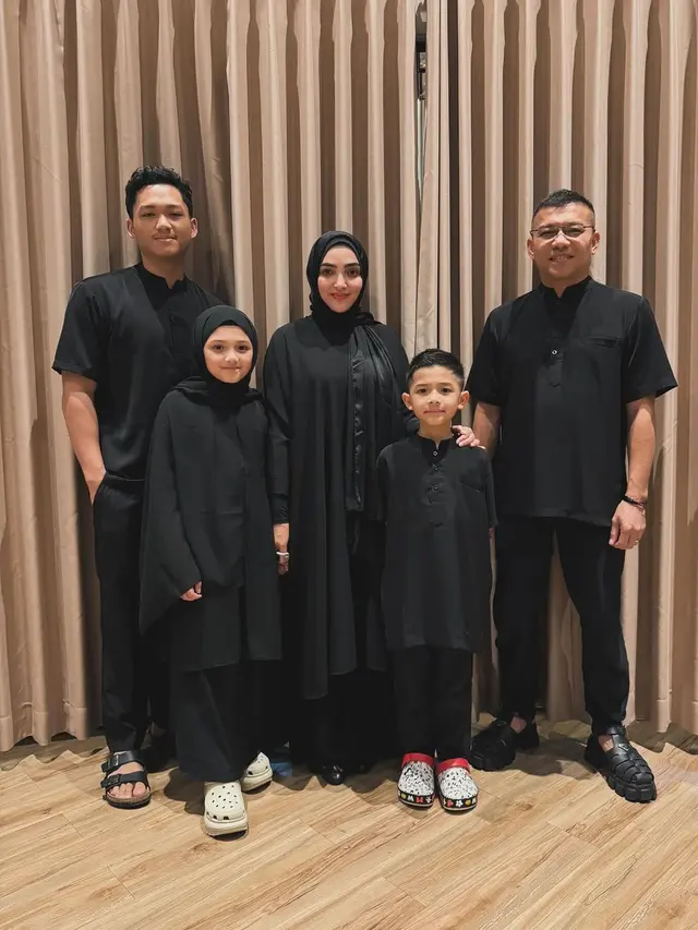 Potret Keluarga The Hermansyah Umroh Bareng, Lebaran Pertama di Tanah Suci
