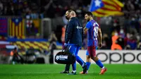 Sergio Aguero ditarik keluar saat Barcelona melawan Deportivo Alaves pada lanjutan La Liga di Camp Nou, Minggu (31/10/2021). (AFP/Pau Barrena)