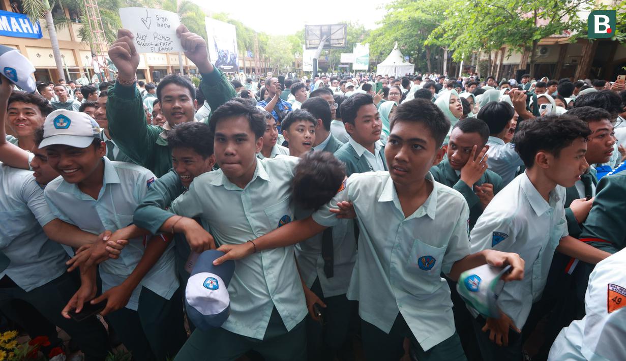 Sejumlah siswa membuat barikade saat kedatangan pembalap Monster Energy Yamaha, Fabio Quartararo dan Alex Rins, pada acara meet and greet di SMAN 2 Mataram, Nusa Tenggara Barat (NTB), Rabu (1/10/2025). (Bola.com/M Iqbal Ichsan)
