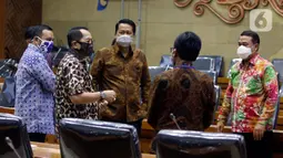 Ketua Baleg DPR Supratman Andi Agtas berbincang saat rapat kerja dengan perwakilan pemerintah di Kompleks Parlemen Senayan, Jakarta, Selasa (20/5/2020). Raker membahas lebih lanjut rancangan undang-undang Cipta Kerja dengan Kementerian Koperasi dan Usaha Kecil dan Menengah (Liputan6.com/Johan Tallo)