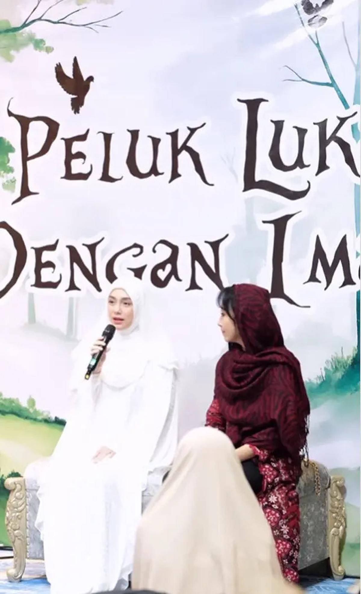 8 Potret Celine Evangelista Pakai Gamis Putih saat Jadi Bintang Tamu di Kajian Bali Muslim Festival, Angggun dan Memukau