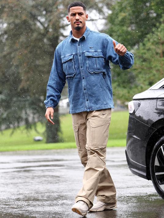 Bek timnas sepak bola Prancis, William Saliba, memberi isyarat saat ia tiba untuk ambil bagian dalam persiapan tim untuk pertandingan kualifikasi UEFA Nations League mendatang di Clairefontaine-en-Yvelines pada 7 Oktober 2024. (FRANCK FIFE/AFP)