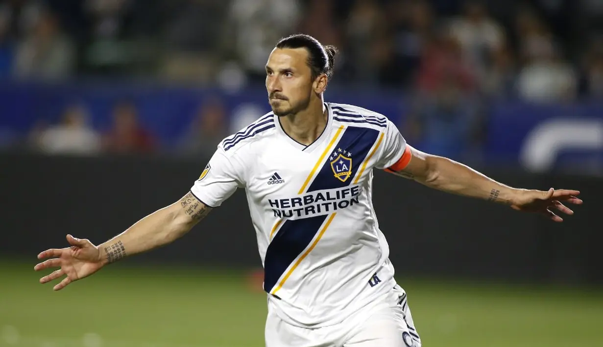2. Zlatan Ibrahimovic - Awal tahun 2016, Zlatan meluncurkan produk pakaiannya yang dilabeli A-Z. Clothing milik Ibrahimovic tersebut menawarkan pakaian atasan, bawahan hingga aksesoris untuk segala umur. (AFP/Katharine Lotze)