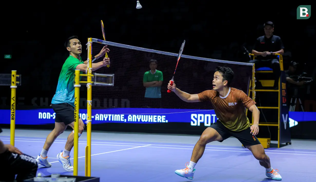 Pebulu tangkis tunggal putra Indonesia, Jonatan Christie (kiri) dari tim Blitzers bersiap mengembalikan kok ke arah Anthony Ginting dari tim Hurricanes dalam laga Badminton XL 2025 di Istora Senayan, Jakarta, Sabtu (04/10/2025). (Bola.com/Bagaskara Lazuardi)