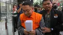 Presiden Direktur PT Summarecon Agung Tbk Adrianto Pitojo Adhi mengenakan rompi tahanan KPK saat keluar dari Gedung Merah Putih KPK, Jakarta, Selasa (15/9/2026). Adrianto merupakan salah satu dari delapan tersangka yang ditahan terkait dugaan suap pengurusan Hak Guna Bangunan (HGB) di BPN Kabupaten Bogor. (KLY/Budy Santoso)