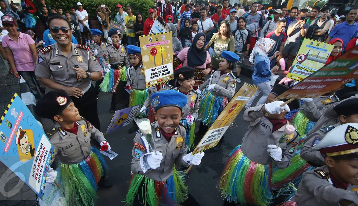Puluhan polisi cilik berjoged saat melakukan kampanye keselamatan berkendara di kawasan Bundaran HI, Jakarta, Minggu (12/3). Kampanye tersebut diadakan guna mengajak pengguna jalan agar tertib dalam berlalu lintas. (Liputan6.com/Immanuel Antonius)